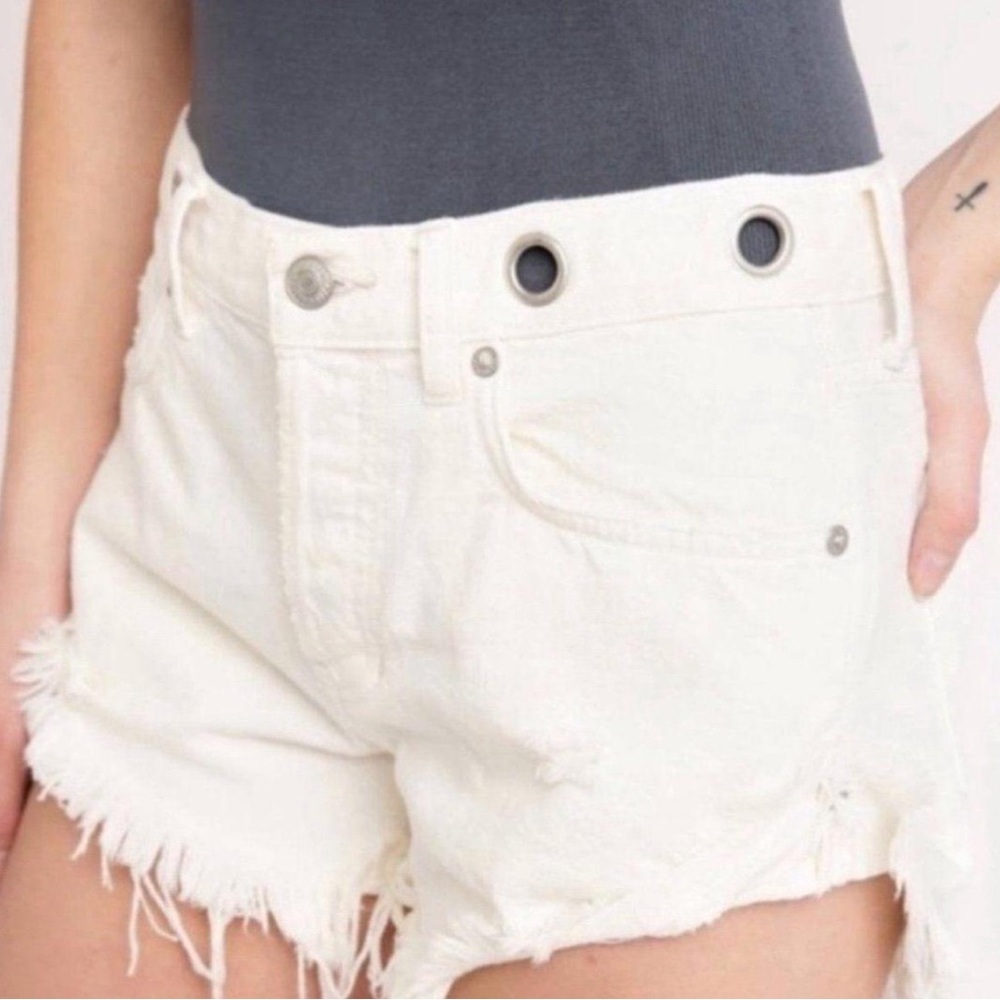 We The Free of White cutoff distressed gromet Denim Shorts size 28